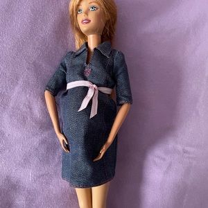 Vintage 2002 pregnant midge Barbie.